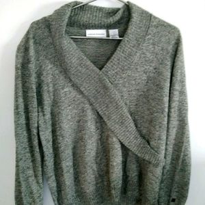 Women's Large B&W V neck, long Sleeve Sweater.